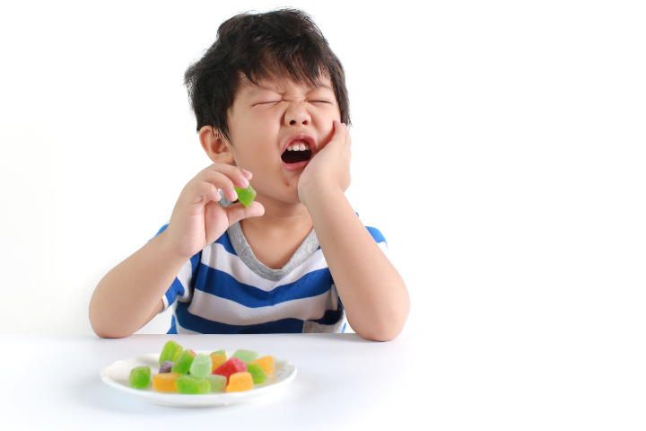 食習慣による虫歯で歯が痛む子供